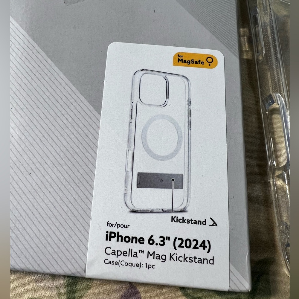 Clear iPhone 6.3" (2024) Case with MagSafe 2x - Picture 3 of 9